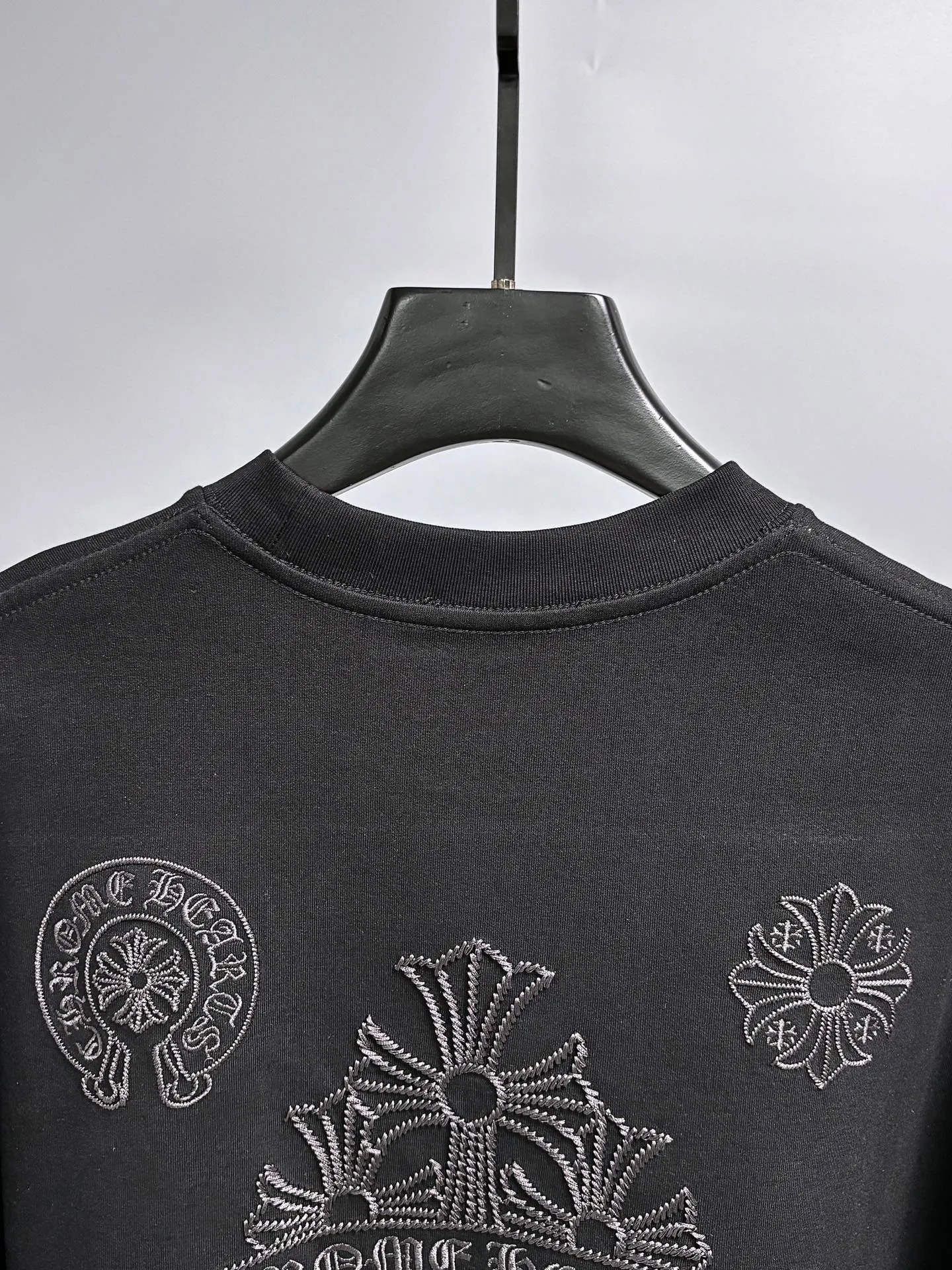 P190 Chrome Hearts* 2꯭0꯭2꯭5 new autumn and winter style ❤️ Original ⌚️ high version Chrome Hearts The fabric is made of 320g high-density modal long-staple cotton. It does not deform or shrink. Process introduction: double thread movement. Chest. The back panel uses overlapping embroidery🪡 process➕the back panel towel rope embroidery process. Color: black SIZE: M-3XL